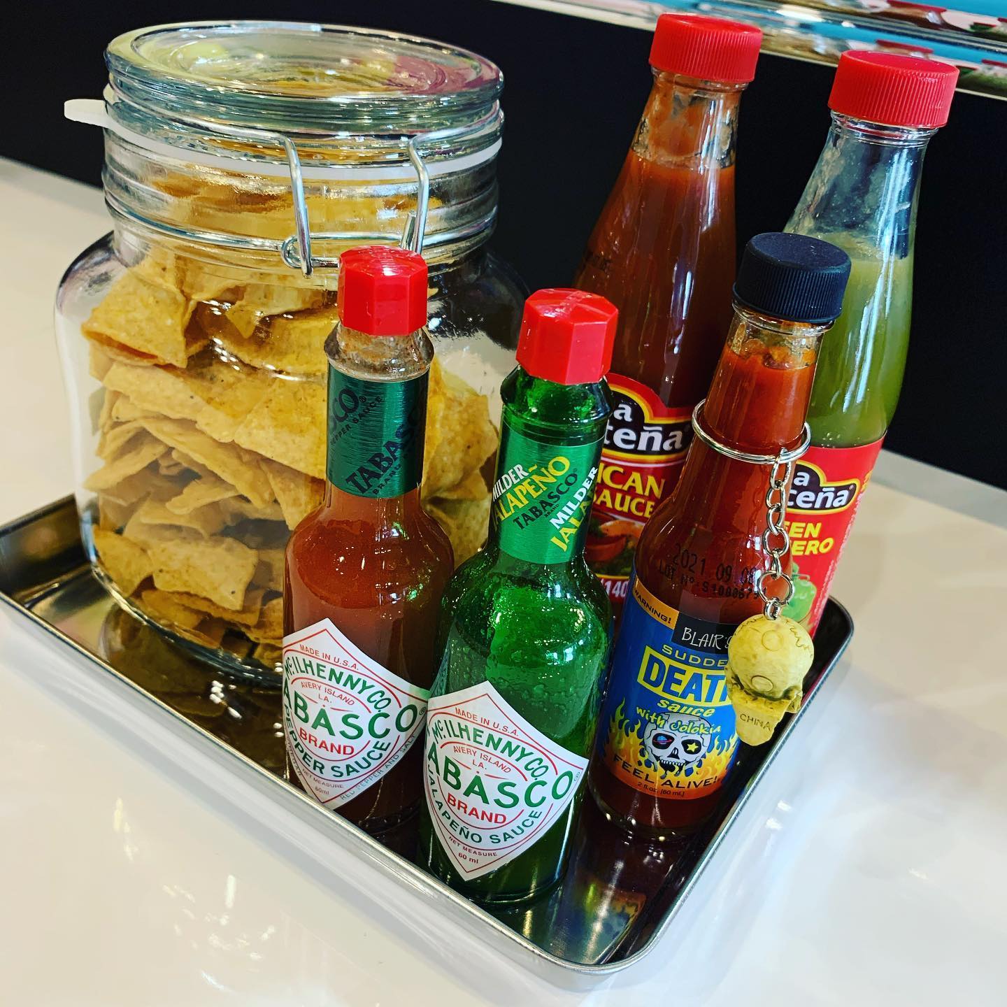 朝から暑いですね️
辛いHOT SAUCEをかけて食べてもGOOD🌶
11:00より営業しております！

本日は店内のペイントをしてくれたMAaYAちゃんが手伝ってくれています♡

営業時間11:00-16:00
お待ちしております！