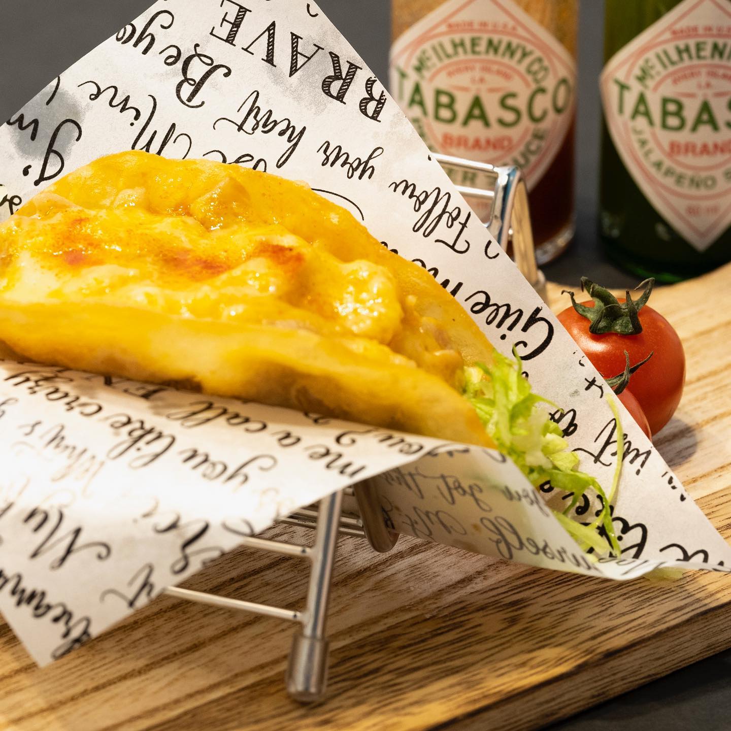 イオンモールフードコート店ではHOTチキンタコスが大人気🌮
リピートしてくれるお客様がとても多いです︎
タバスコかけるとさらにGOOD
出来たてのチーズトロトロを是非召し上がってください