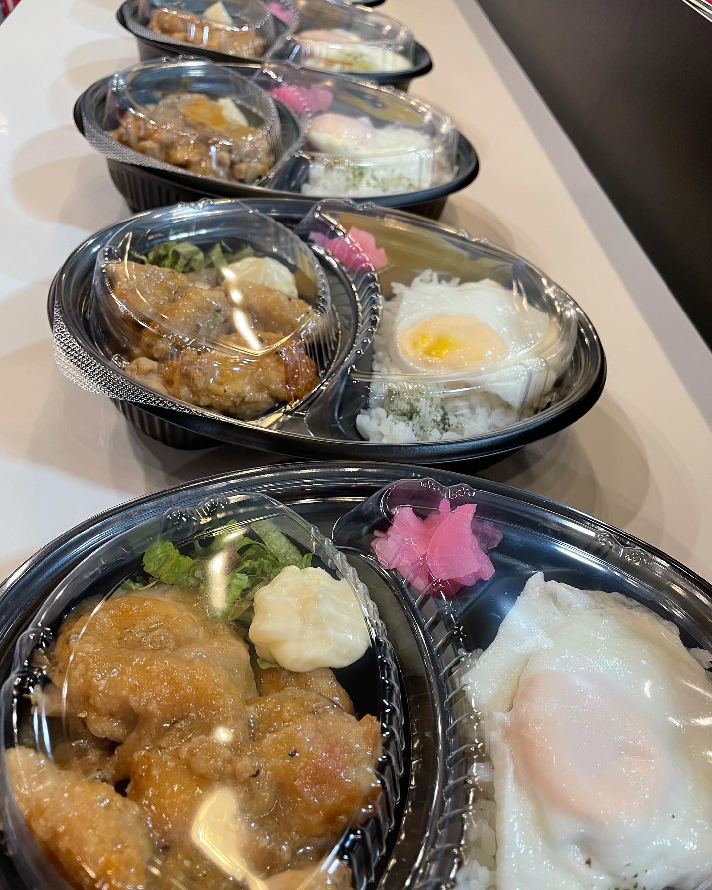 本日も沢山のお客様の御来店ありがとうございます。
混雑時お待たせしてしまう事があります♀️
来店前に電話予約して頂ければスムーズにお渡しする事が出来ます。
️0283-55-5432
(10:00〜受付)
タコスが1番人気ですが最近は
『ガーリックチキン弁当』とても人気です!
ニンニクたっぷりです🧄
スタミナつけて暑い夏を乗り越えましょう!!