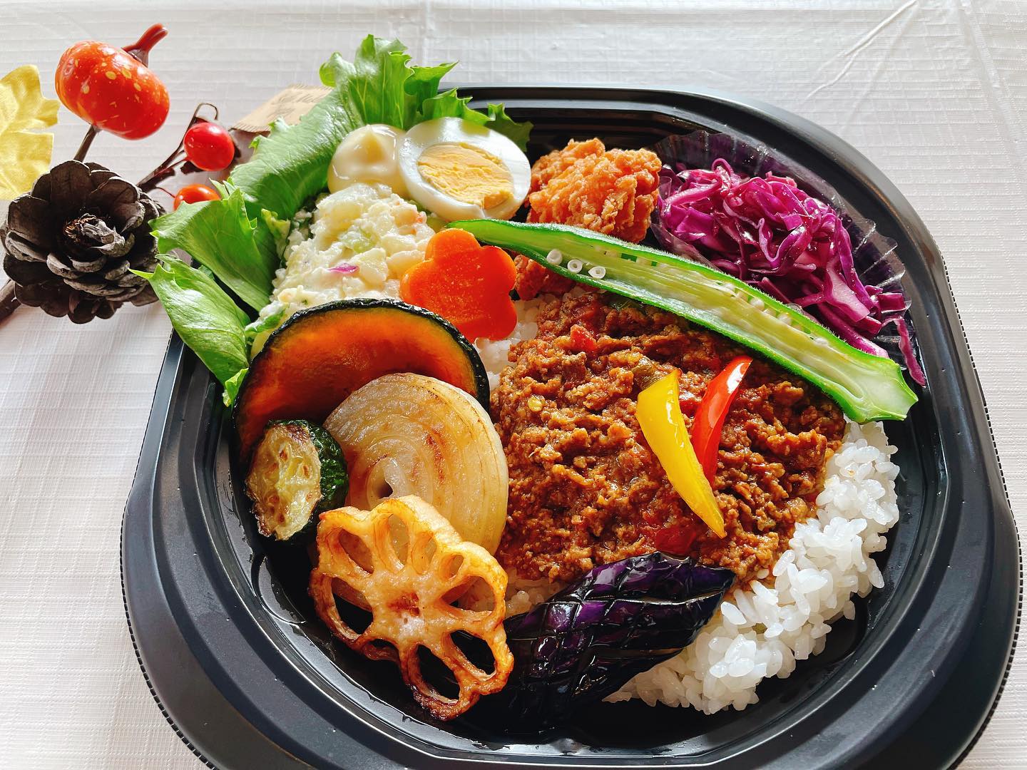 いつも当店をご利用頂きありがとうございます。

新メニューの『キーマカレー弁当』です︎
素揚げやグリル野菜、唐揚げも入ってボリュームたっぷり︎
キーマカレーはスパイスの配合から作り方まで教えて頂きました︎

10/5(火)より販売開始致します。

︎テイクアウト＆デリバリー限定メニューです

※韓国弁当、夏野菜タコライスは9/30までとなります。

ご予約お待ちしております。

️0283-55-5432

営業時間11:00〜14:00
定休日　日・月曜日

InstagramのDMからの御予約は前日まで承ります。

では、本日もお客様に喜んで頂けるように頑張ります！