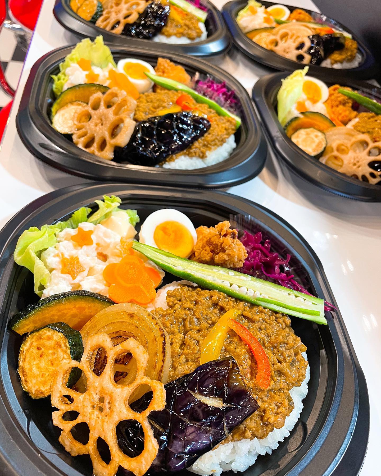 おはようございます。

こちらは野菜たっぷりボリューム満点のキーマカレー弁当です。

¥972(税込)

テイクアウト・配達限定となります。

今週もよろしくお願い致します。

️0283-55-5432