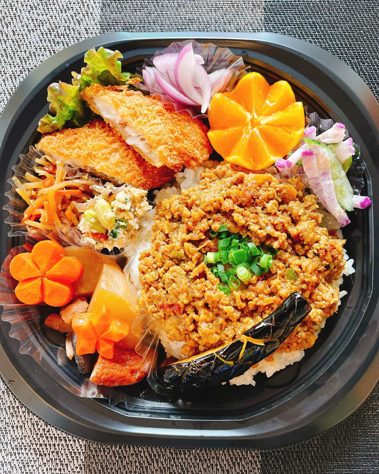 おはようございます！

12/14(火)〜17(金)までの期間限定で『和風キーマカレー弁当』を
販売します。
味噌キーマはとっても美味しいです♪
和食おかずもGOOD♪

この機会にぜひご賞味ください。

︎テイクアウト＆デリバリー限定




#唐沢山　