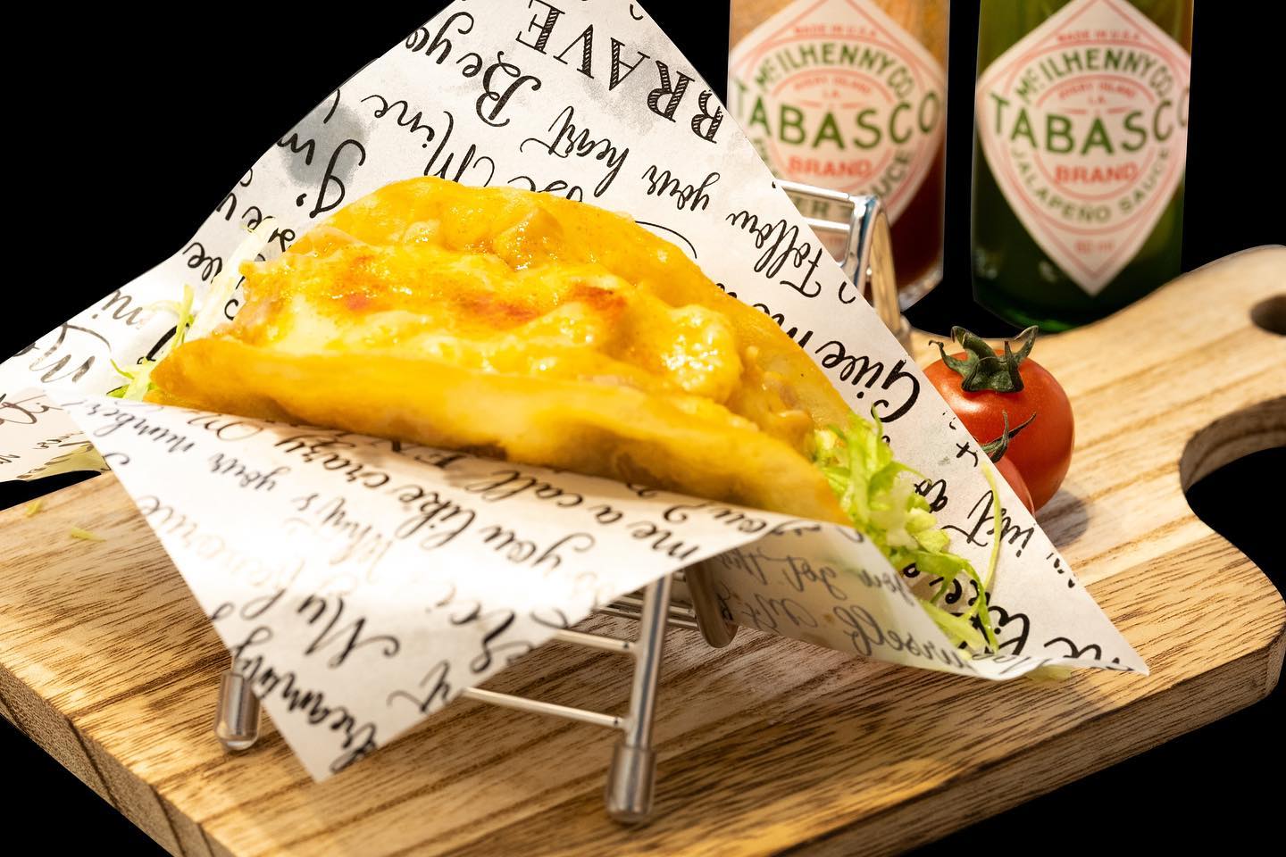 ・
・
ホットチキンタコスは発売以来ずっと大人気です！

半分くらい食べたら付属のタバスコをかけるとさらに美味しいですよ！

ホットチキンはご飯にも合います。
ハーフ＆ハーフシリーズの『ホットチキン＆タコライス』おすすめです！！


#黒から揚げ　 #どまんなかたぬま　