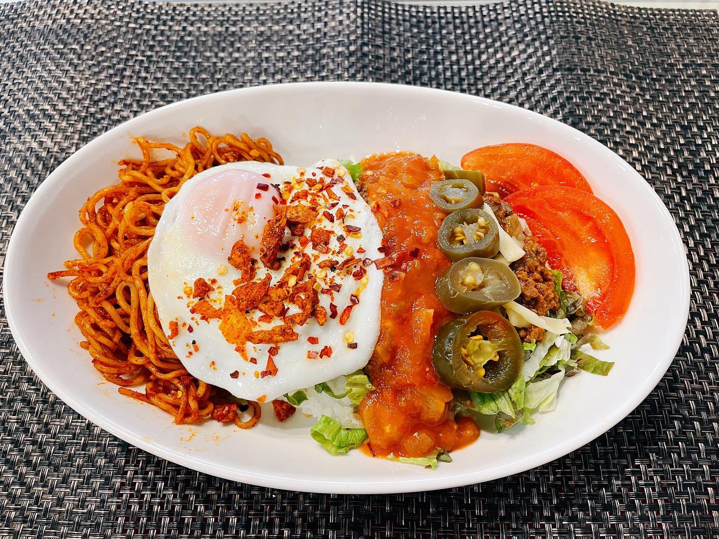 ・
・
お待たせしました️
辛いの大好きな方️

🌶激辛タコライス🌶

激辛麺も最高に美味しいですよ︎
ナポリタンに見えるけど焼きそばです！
辛いけどまた食べたくなる味！
花椒、島とうがらし、スパイスチップのせ︎
デスソースもお好みでおかけしますよ〜︎

¥1,100+tax

※4/9までの期間限定です！
