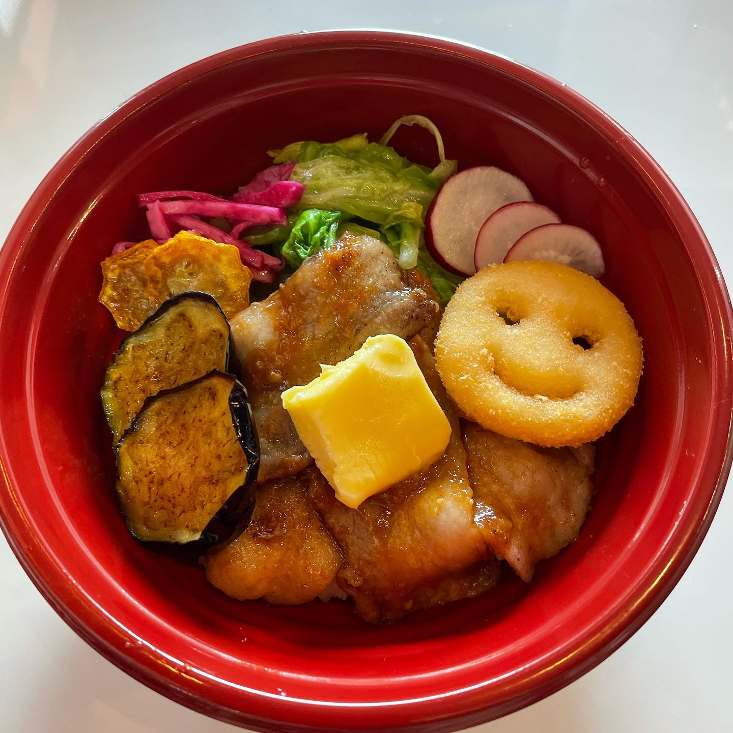・
・
今週の週替わり弁当はこちら！
豚みそバター丼です。

味噌だれの豚肉
春キャベツ炒め
なすと黄色いズッキーニの素揚げ
ポテト
が入って¥550+税です。

4/12〜16まで️

今週もドリームタコスをよろしくお願い致します。