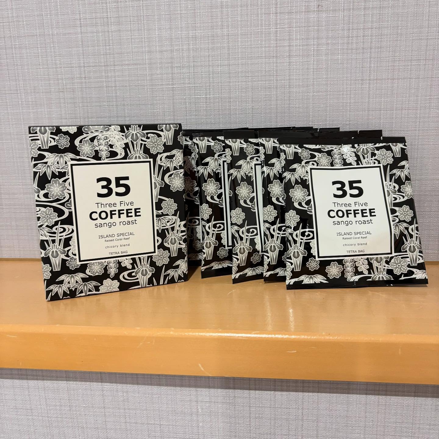 ・
・
・
35珈琲とは、沖縄のコーヒーブランドで「サンゴ焙煎コーヒー」は沖縄限定です。
珈琲の焙煎には、風化した骨格サンゴを温めて使っています。
その独特な焙煎方法は、沖縄でしか行うことができないそうです。

「サンゴ再生活動（35シリーズの売上3.5%を使いベビーサンゴを移植する活動）」に繋がりますので当店は新しくメニューに加えることにしました。
ぜひ召し上がってください️