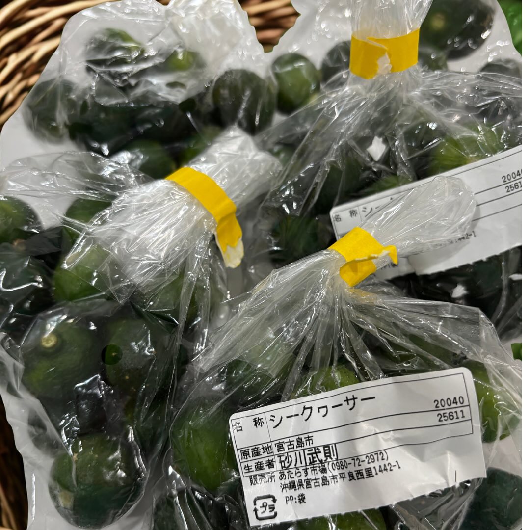 ・
・
宮古島で買ってきたばかりの「シークワーサー」🍋‍🟩
まだ出始めで果実は小ぶりだけど、キュッと酸っぱくてめちゃくちゃ美味しいです！

このシークワーサーを使って、シークワーサー塩から揚げ販売します！！

出店予定
7/12(土)：佐野市赤坂町 夏祭り
7/19(土)：佐野市米山町 夏祭り

夏の暑さにぴったりの爽やか唐揚げ

お祭り会場でお待ちしてます〜♪