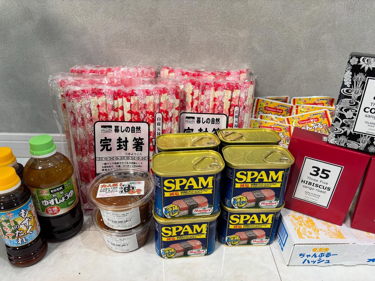 ・
・
沖縄仕入れ商品のご紹介

✦ ゆずしょうゆ
沖縄限定！油っぽいポン酢みたいな感じで、めっちゃ美味しいドレッシング風
刺身ときゅうりで和えたり、ツナときゅうりで和えると最高に美味しいんです！

✦ コーンビーフハッシュ
ゴーヤチャンプルーに入れると、一度食べたらもうこれなしでは物足りない…！
オムレツに入れても絶品です

✦ SPAM（スパム）
SPAMむすびやゴーヤチャンプルーの定番！
佐野だと7〜800円とかなり高くなってますが、沖縄ではちょっとお得に買えました

✦ もずくのたれ
私がイチオシする“1番美味しい”もずくのたれ！
もずくはもちろん、海ぶどうをつけても最高
青じそ派も多いけど、私は断然これ推しです！

✦ 油みそ
SPAMむすびに欠かせない相棒！
スパムと玉子焼きとの相性は抜群で、今回は久米島のみそを仕入れてきました。
久米島の味噌はとっても美味しいんです

✦ ハイビスカス柄の割り箸
見つけて即買い♡可愛すぎる♡

沖縄の美味しいものしっかり仕入れてきました️
お店でどう登場するか…お楽しみに♪

TACOS