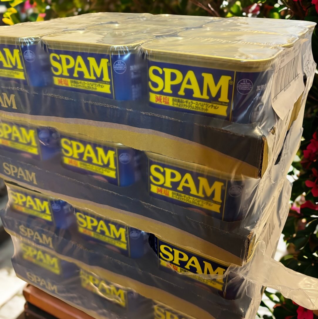 ・
・

SPAMたっぷり仕入れました！！

SPAMむすび 432円
味は【ケチャップ／油みそ／高菜炒め】の3種類！！

中でも…
高菜炒めが人気急上昇中
迷ったらまずはこちらがオススメです。

片手でパクッと食べられる気軽さが好評です♪
ぜひお好きな味を見つけてください♡