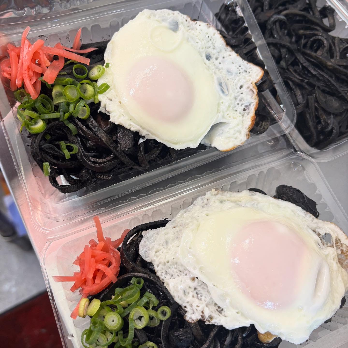 ・
・
沖縄そば麺使用
『 イカ墨焼きそば 』 ¥648（税込）

イカ墨のうまみがしっかり感じられる、食べやすく仕上げた焼きそばです🖤

沖縄そば麺ならではの食感に、イカ墨の風味がよく絡み、スパム・イカ・玉ねぎ入りで満足感も◎

1/23・24 限定販売️
数量限定のため、ご予約がおすすめです。

気になった方はぜひお試しください！
予約受付中🖤🩶