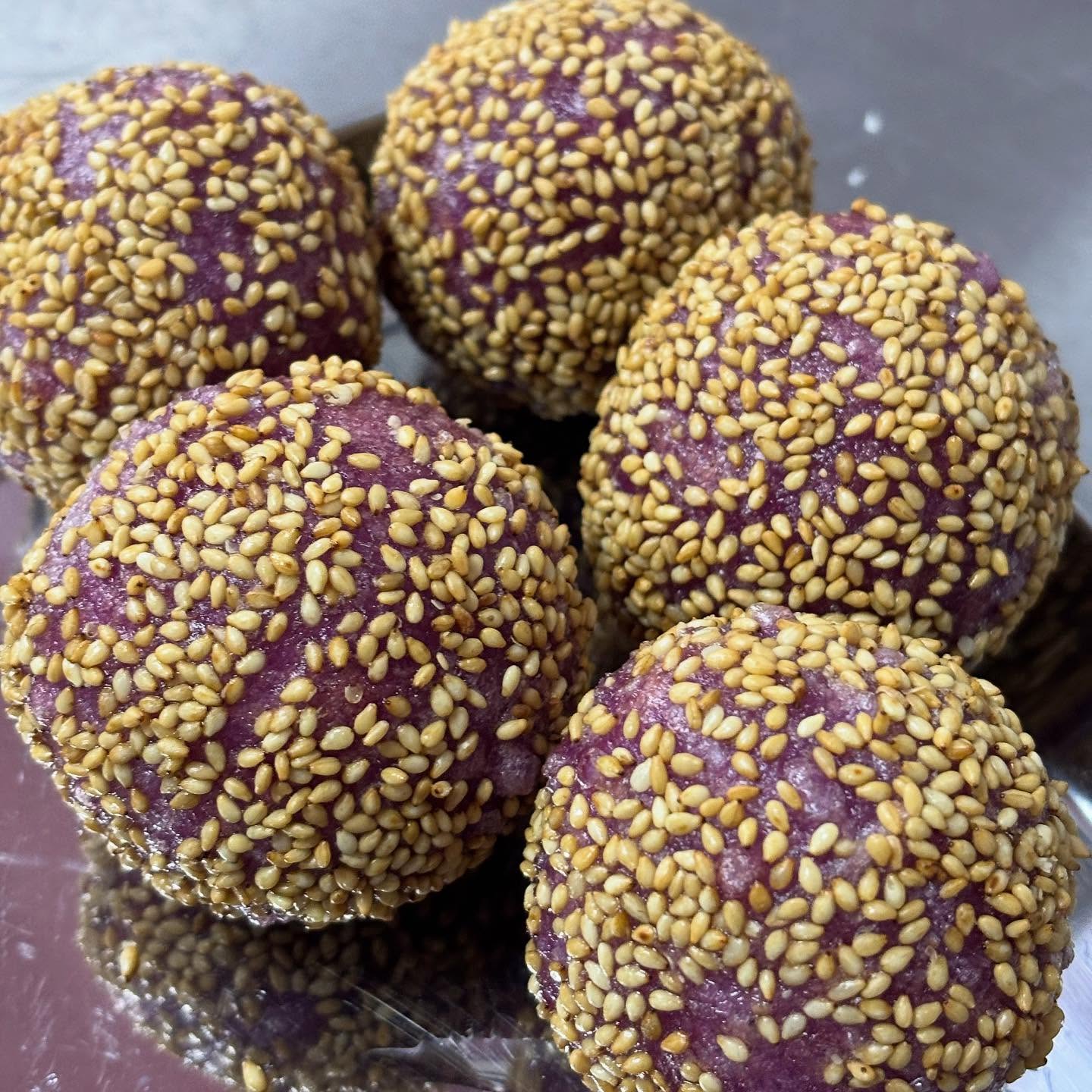 ・
・
紅芋ごま団子 
当店オリジナル♡

1/22・23・24限定販売します！！

ほんのり甘くて美味しい、
紅芋そのままのやさしい味わい♪

お茶にもコーヒーにもよく合います！
中にあんこは入っていません。
ごま無しもお作りできます◎

1個 162円（税込）
1つからどうぞ♡お気軽に️

人気でしたらレギュラーメニューにします♡