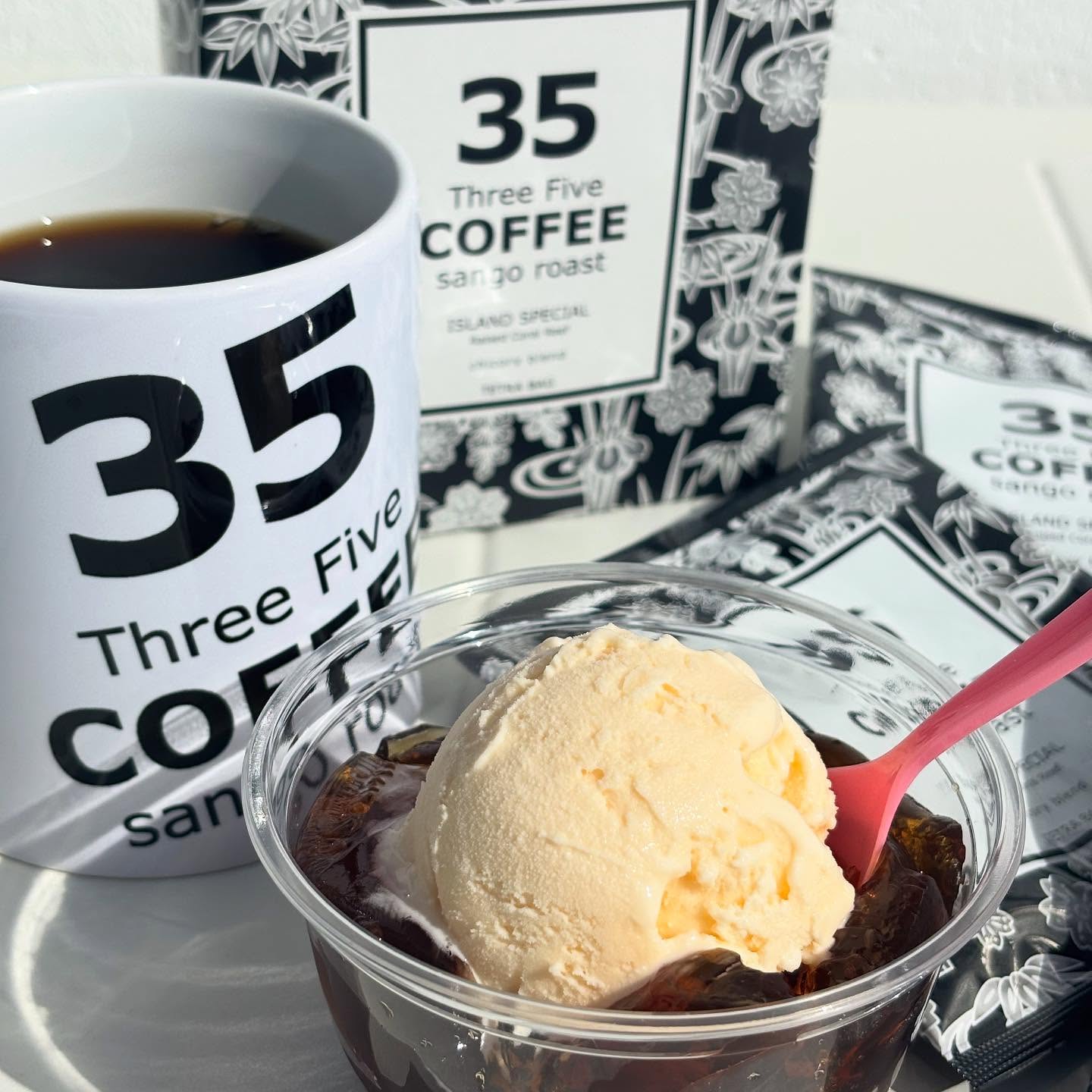 ・
・
＼ 4月11日までの期間限定販売／

35COFFEEを使った
珊瑚焙煎コーヒーゼリー🖤

35珈琲は、沖縄でしか作れない
“サンゴ焙煎コーヒー”

風化した骨格サンゴを温めて
じっくり焙煎した、まろやかな味わいのコーヒーです。

さらに売上の3.5％は、ベビーサンゴ移植などサンゴ再生活動に使われています。

美味しく飲んで、沖縄の海にもやさしいコーヒー️

今回はその35COFFEEを
ほろ苦いゼリーにしました🖤

上にはブルーシールアイス

ひんやり甘い × ちょっと大人の苦さ

ぜひ食べてみてくださーい！！

580円(税込)