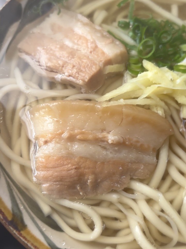 ・
・
本日限定で販売した宮古そばは
おかげさまで完売となりました

たくさんのお問い合わせ、ご予約ありがとうございました‍♀️

今回はスープも1から出汁をとり
宮古島の味を目指して仕込みました。

久松製麺所の麺、根間かまぼこ、沖縄県産豚三枚肉を使用し、鰹出汁が香るあっさり優しい味わいの一杯です。

また宮古島へ行った際には仕入れて
販売したいと思っています。

ありがとうございました