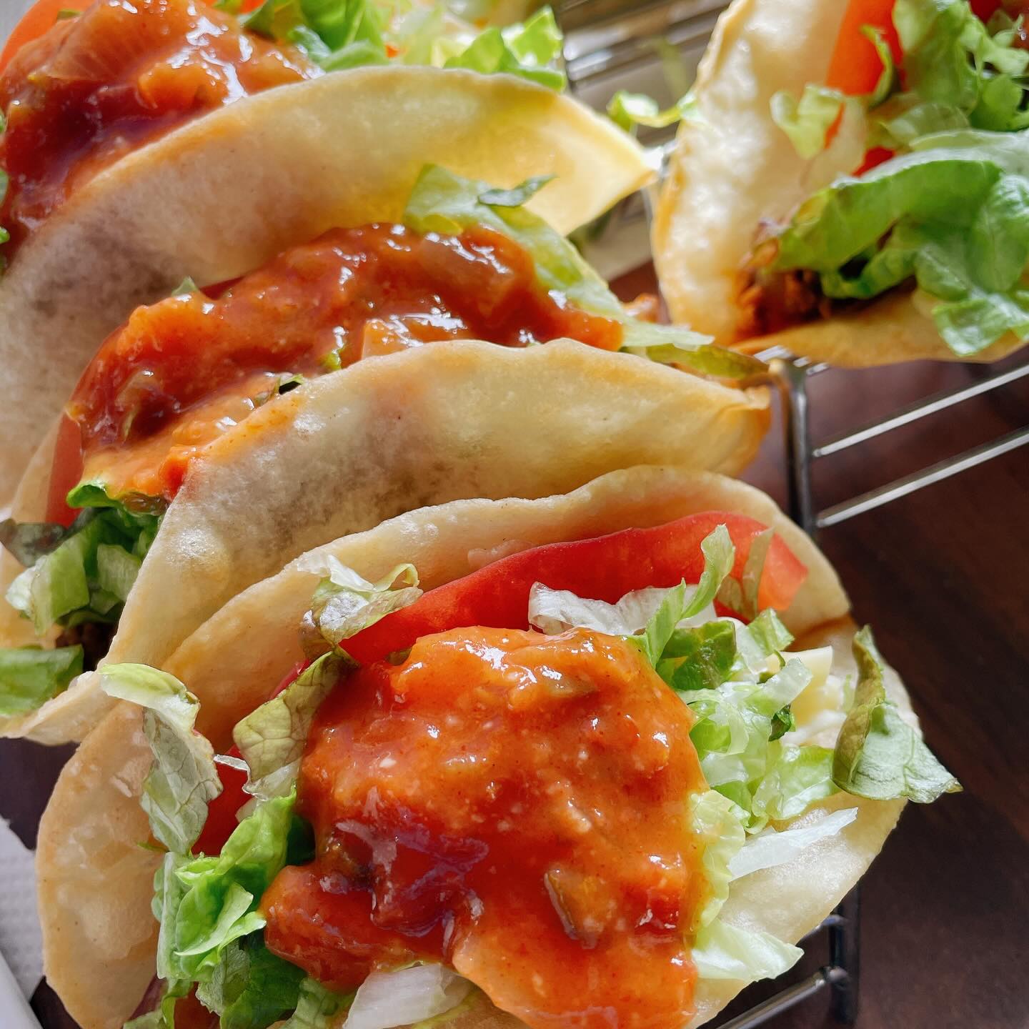 ・
・
今夜「マツコの知らない世界」で話題の沖縄タコス🌮

パリッ！モチッ！
本場沖縄スタイルのタコスです。

ご注文をいただいてから一枚一枚揚げる皮は、パリッと香ばしく、モチッとした食感。

テレビを見て沖縄タコスが食べたくなった方、ぜひ一度お召し上がりください