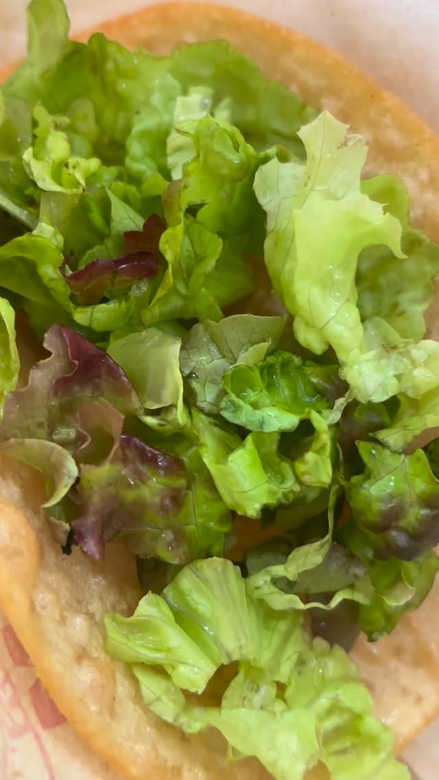 ・
・
販売当初から変わらない人気！

ゴロゴロチキンに、とろ〜りチーズをたっぷり🧀♡

チキン・チーズ・特製ソースがひとつになったやみつきになるおいしさ

辛くないので、お子さまにも人気のチキンタコスです🌮